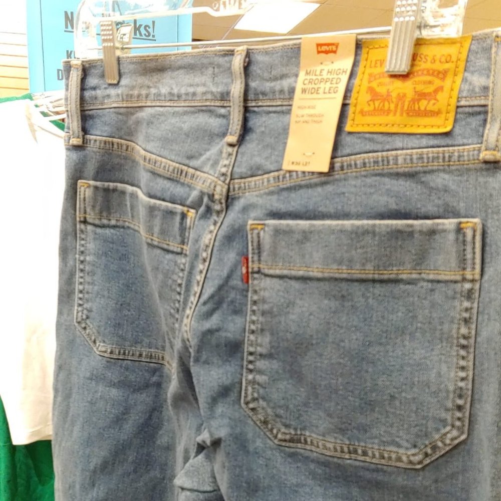 Levi's Women's High Rise Wide Leg Cropped Jeans - Picture 4 of 8